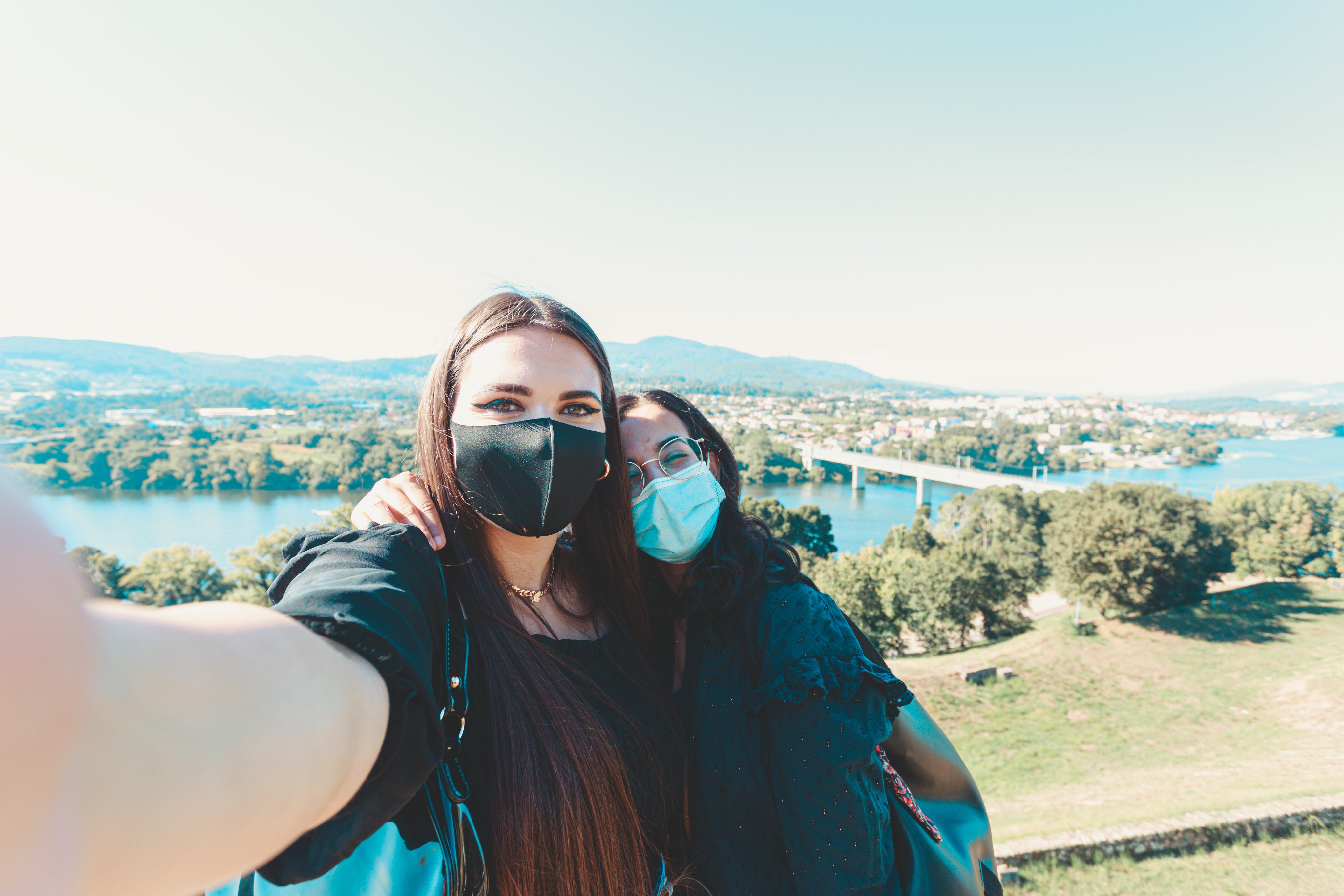 files/people-take-a-selfie-to-show-view-of-the-bridge.jpg